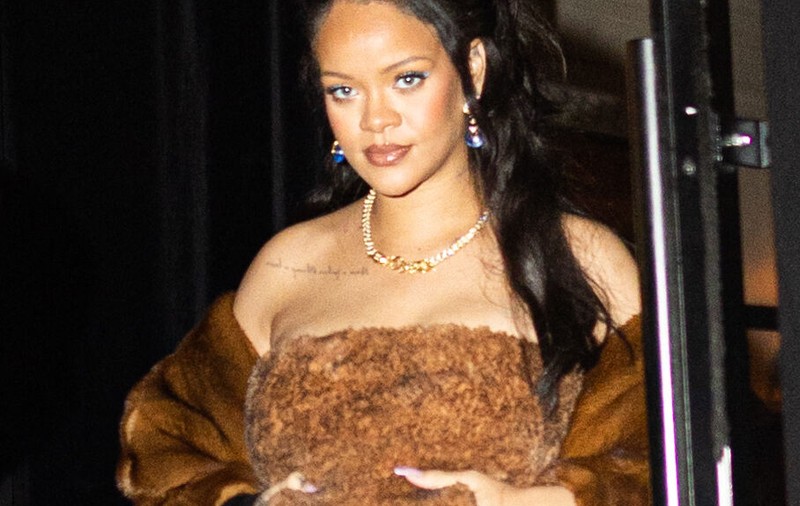 Rihanna, apariție incendiară înainte de a deveni mamă. A pozat fără sutien și într-o pereche de bikini minusculi: „Îmbrățișând maternitatea”