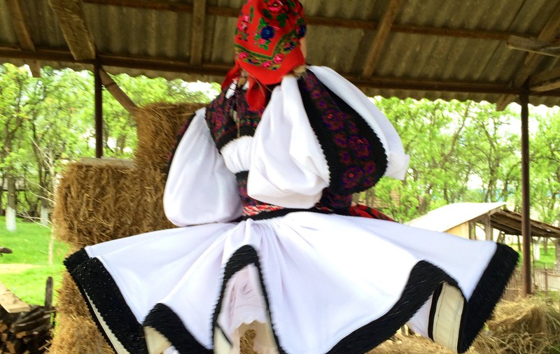 Corina, MAI FRUMOASĂ CA ORICÂND în COSTUMUL POPULAR de la bunica  | FOTO