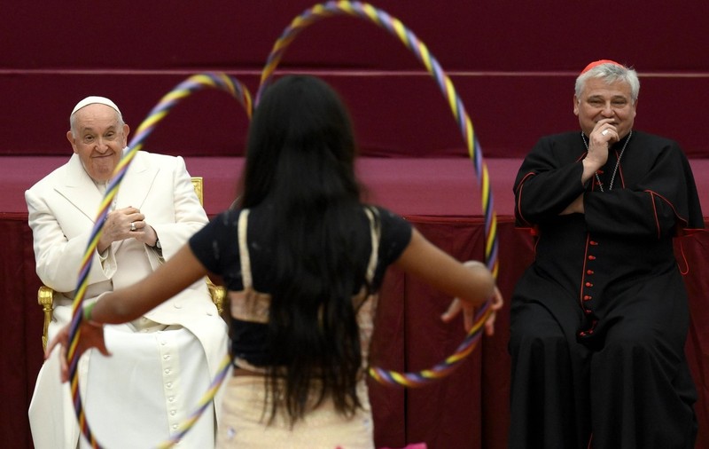 Papa Francisc a împlinit 87 de ani. Spectacol de circ și tort festiv, la Vatican