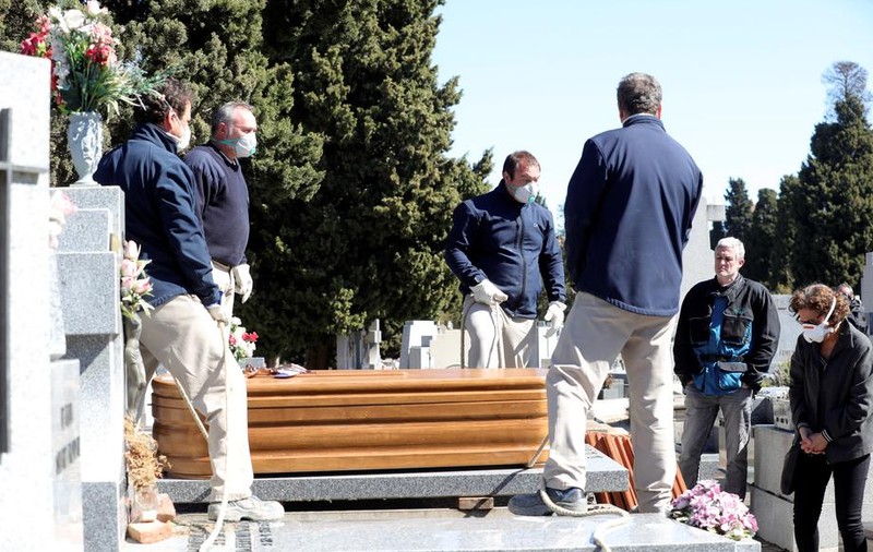 Grevă în Madrid. Muncitorii de la pompe funebre cer creșterea numărului de angajați, pentru a putea face față pandemiei de coronavirus