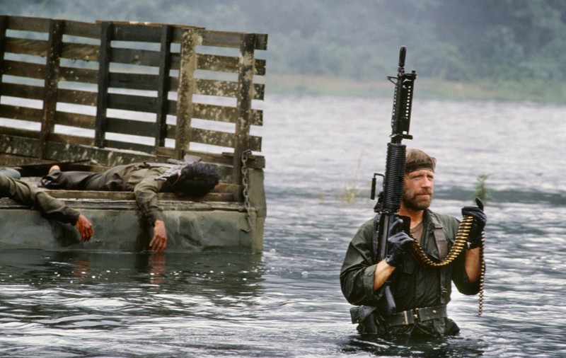 Soldat reclamat pentru difuzarea unui film cu Chuck Norris, în Ungaria comunistă. Comandantul a confiscat caseta și a raportat cazul: „Propagandă americană”