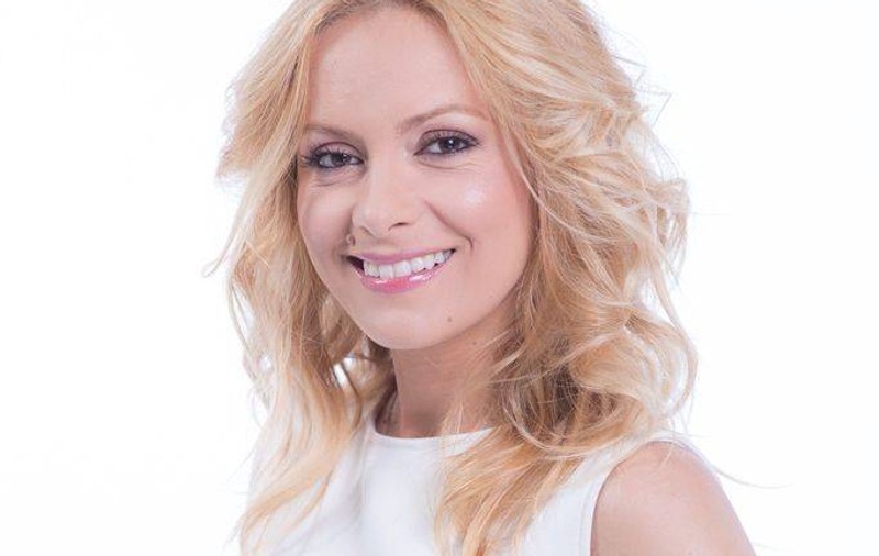 Simona Gherghe şi iubitul ei SE STRÂNG ÎN BRAŢE, ÎNTINŞI PE ASFALT | FOTO ÎN ARTICOL