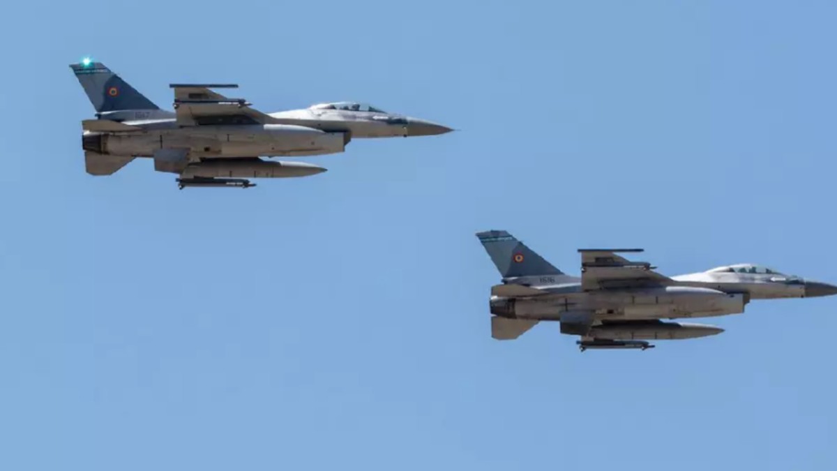 Două avioane de luptă F-16 în timpul zborului