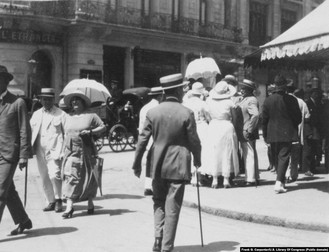 Frank G. Carpenter: „La sfârșitul după-amiezii,&nbsp;îngusta stradă Calea Victoriei&nbsp; din București strălucește de hainele fine și de bijuteriile femeilor frumoase, iar ochii bărbaților sunt larg deschiși pentru a se delecta cu această scenă.”