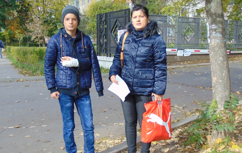 Un elev a fost bătut de un coleg pentru locul de la geam. Copilul a ajuns la spital