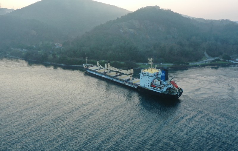 O navă cargo din Ucraina, cu 13.000 de tone de alimente, a eșuat în strâmtoarea Bosfor. Traficul maritim a fost întrerupt