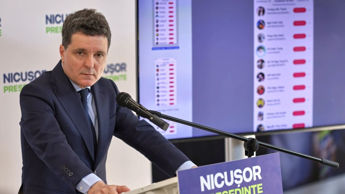 Nicușor Dan vorbește la microfon, îmbrăcat într-un sacou, în timpul unei conferințe de presă