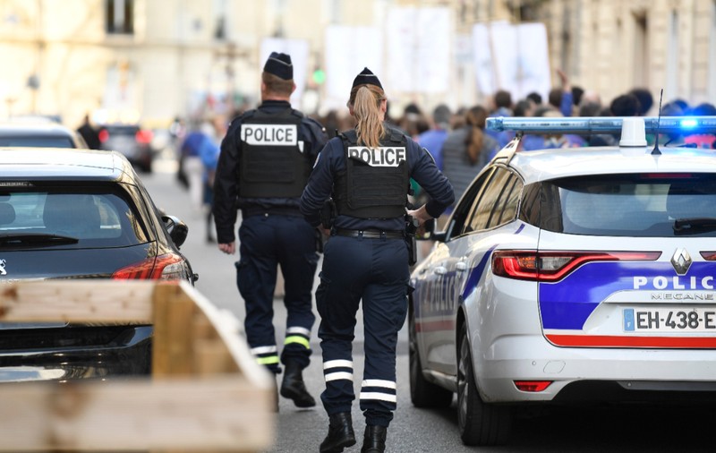 Un băiat de 14 ani a vrut să jefuiască un restaurant indian, dar s-a speriat de alarmă și s-a ascuns: unde l-au găsit polițiștii