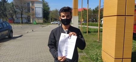 Mujib își arată certificatul de la prima doză de vaccin. Foto: Vlad Marko Tollea