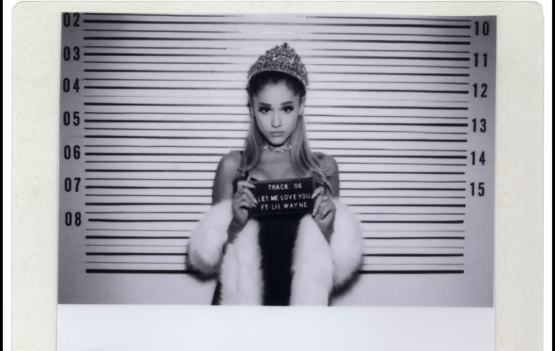 Coroana purtată de Ariana Grande pentru promovarea albumului "Dangerous Woman", scoasă la licitație