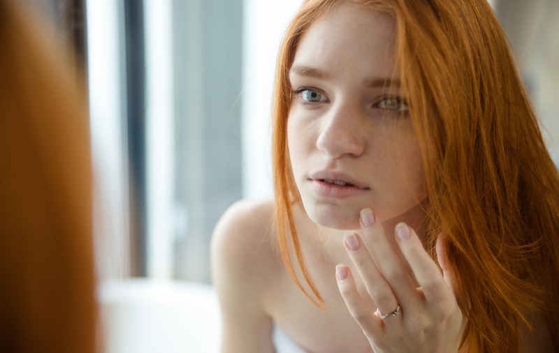 Îţi cade faţa… la propriu! Trei greşeli de îngrijire care explică de ce păţeşti una ca asta