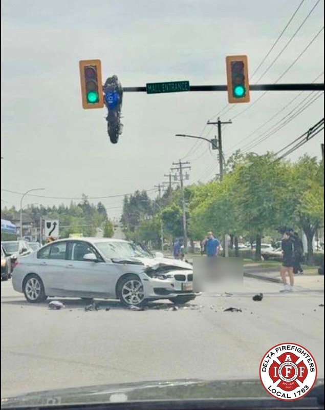 O motocicletă a ajuns suspendată pe semafor, după un accident grav, în Canada: „Mission: Impossible, dar pilotul este în stare gravă!” | VIDEO