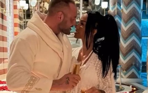 „Am fost păcălită și tu nu ești cine pretinzi că ești!” Wow, ce scandal!! Vedeta s-a iubit cu un „milionar” care era, de fapt, un impostor! Bărbatul avea doar 13 lei în cont! Cum a ieșit totul la iveală