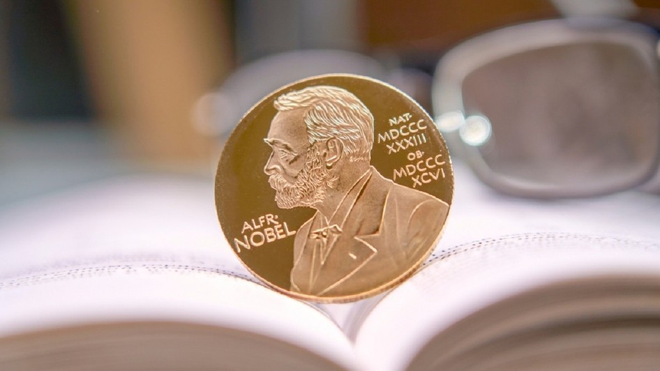 Medalie cu profilul lui Alfred Nobel pe o carte deschisă