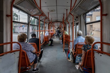 În tramvai este atât de cald, încât mulți călători au renunțat la masca de protecție
