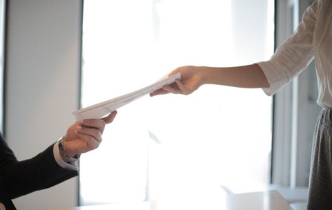 Șomajul tehnic pornește de la 3.243,75 lei. Ce se întâmplă cu pensia, vechimea și concediul