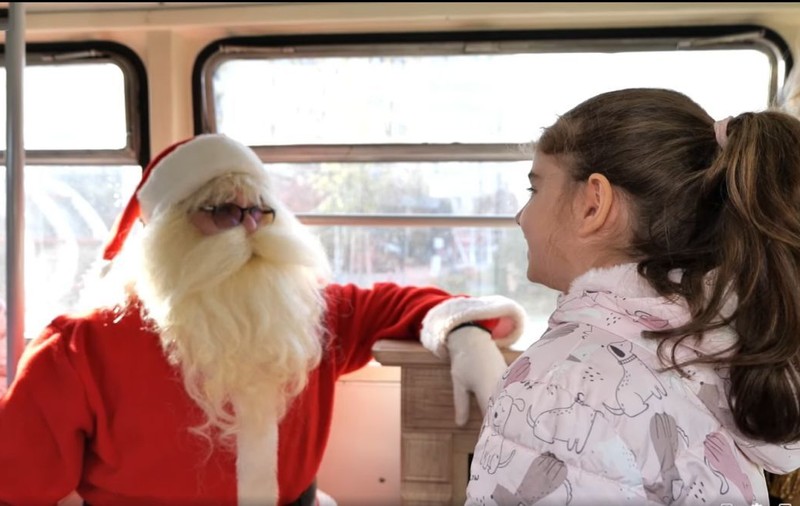 Tramvaiul lui Moș Crăciun din București a adus bucurie pentru sute de copii defavorizați din Capitală și Ilfov | Video