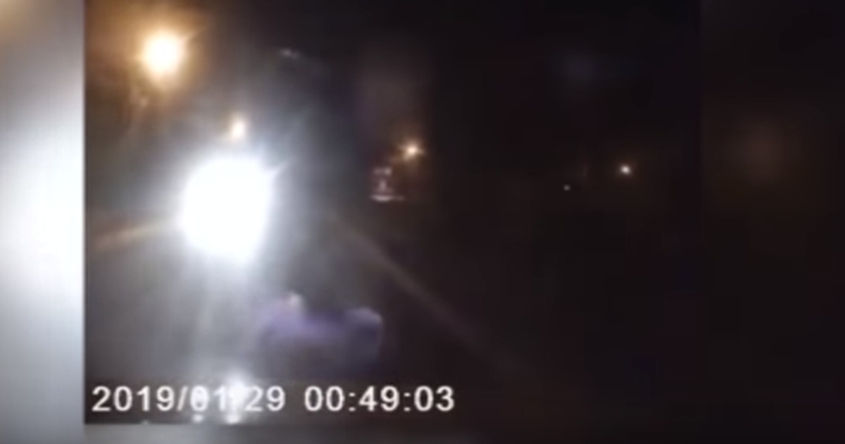 Camera de bord a surprins momentul când un şofer a trecut cu maşina peste un bărbat!