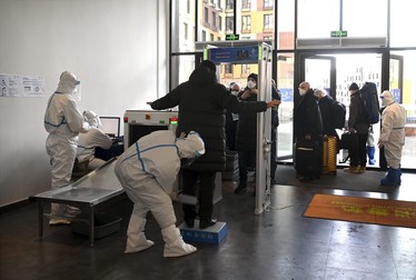 Screening de securitate la ușile la hotelurile din Beijing (foto Profimedia)