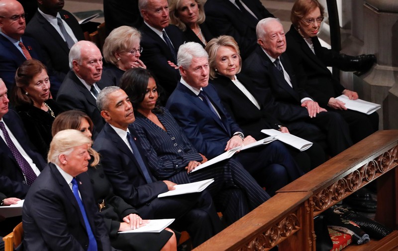 FOTO&VIDEO/ Funeralii de stat pentru George H.W. Bush. Donald Trump și Hillary Clinton s-au ignorat, deși au stat pe același rând