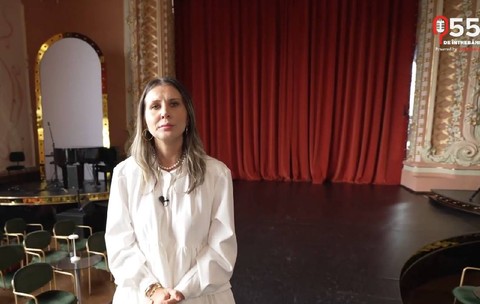 Anamaria Mișa, directoarea Cazinoului din Constanța în fața scenei pe care au performat artiști renumiți
