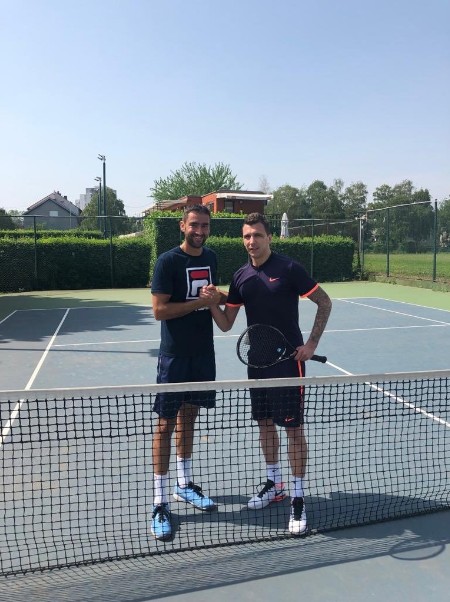 Croatul Mario Mandzukic, Juventus Torino, dreapta, a dat-o pe tenis. S-a întrecut cu conaționalul Marin Cilic