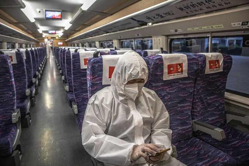 Imagine surprinsă astăzi, cu un bărbat care pleacă din Wuhan cu trenul. Foto: EPA