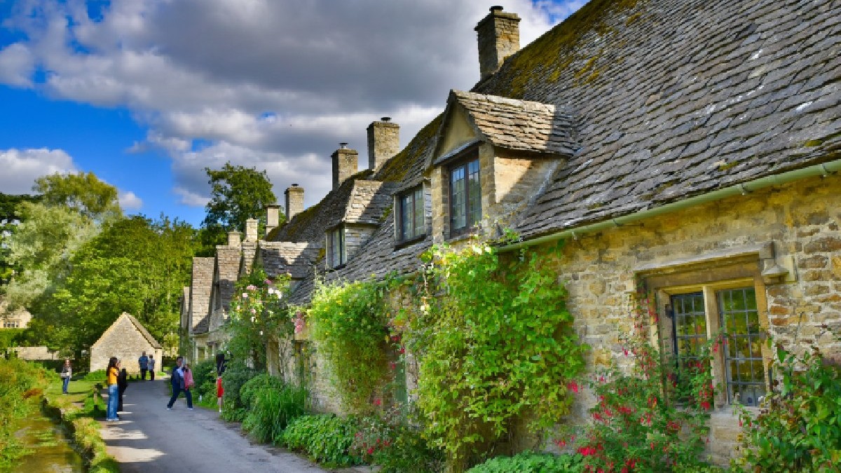 Case rurale tradiționale în Bibury, un sat din zona Cotswolds, Anglia, Regatul Unit