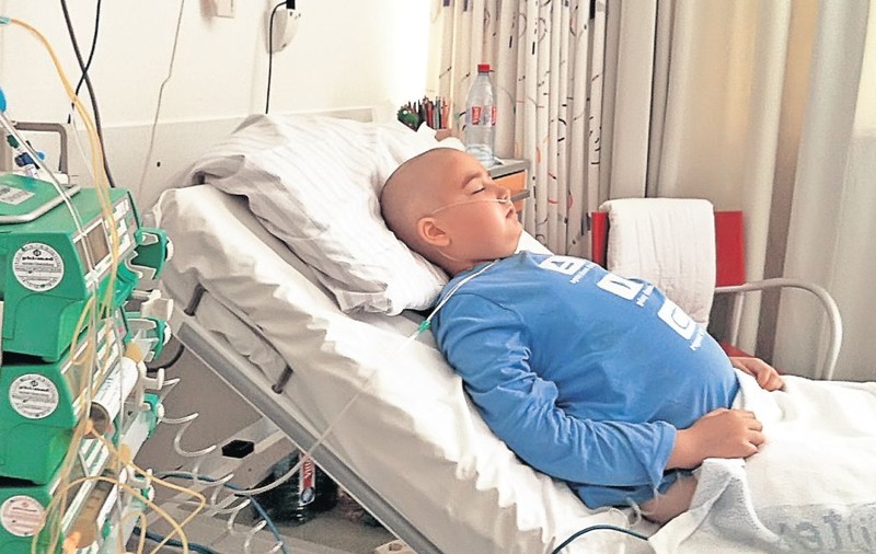 Scoaterea unui dinţişor «i-a adus» lui Alex un diagnostic cumplit: leucemie!