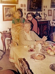 Augusta Caterina Grundbock (dreapta, lângă mama ei) a lucrat ca traducător de limba engleză la Centrala România Film și a moștenit de la tatăl ei o colecție impresionantă de obiecte de artă