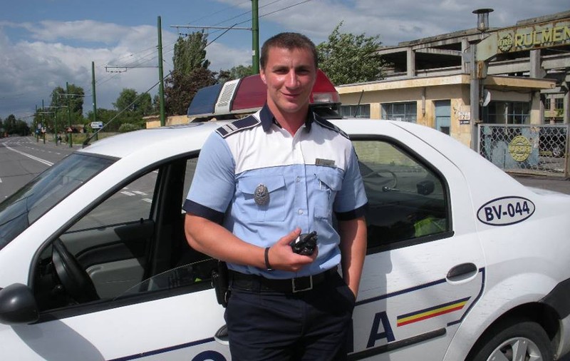 Marian Godină n-a ieșit cu iubita în oraș ca să găsească mașina unui șofer fugar. Polițistul din Brașov a descoperit-o în timp record și a povestit totul pe Facebook