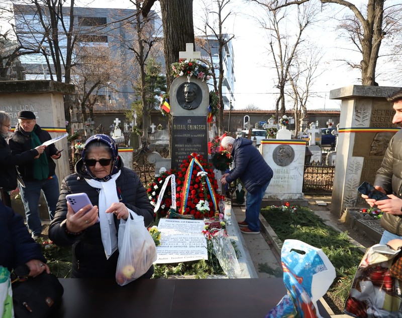 Furt la mormântul lui Mihai Eminescu din București, în ziua în care românii au sărbătorit 175 de ani de la nașterea poetului: „Am dat o groază de bani”