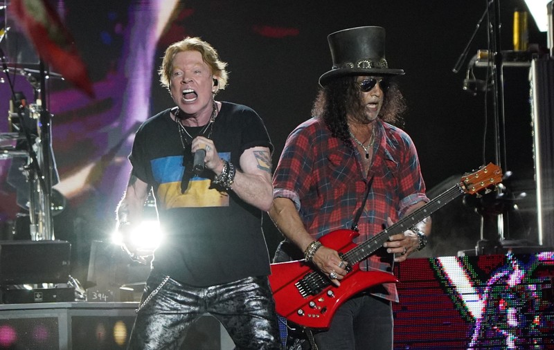 Un cetățean bulgar a încercat să intre cu o armă la concertul Guns N'Roses de la București. Cum era disimulată