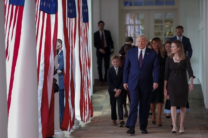 Donald Trump, alături de judecătoarea Amy Coney Barrett FOTO: EPA