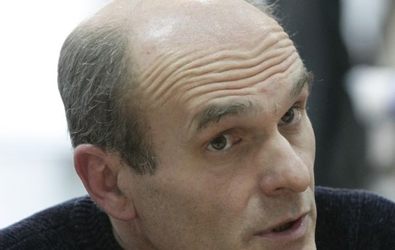 Cristian Tudor Popescu: "Îl vor pe comisarul Miclovan îmbălsămat şi sulemenit, descântat de rânduri de popi, altfel nu e întreagă simţirea lor pentru el..."
