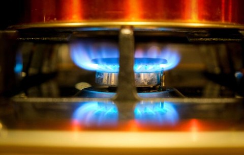 Salariul minim net lasă un deficit de 1.623 de lei față de coșul unui adult. Cum se compară venitul cu cheltuielile