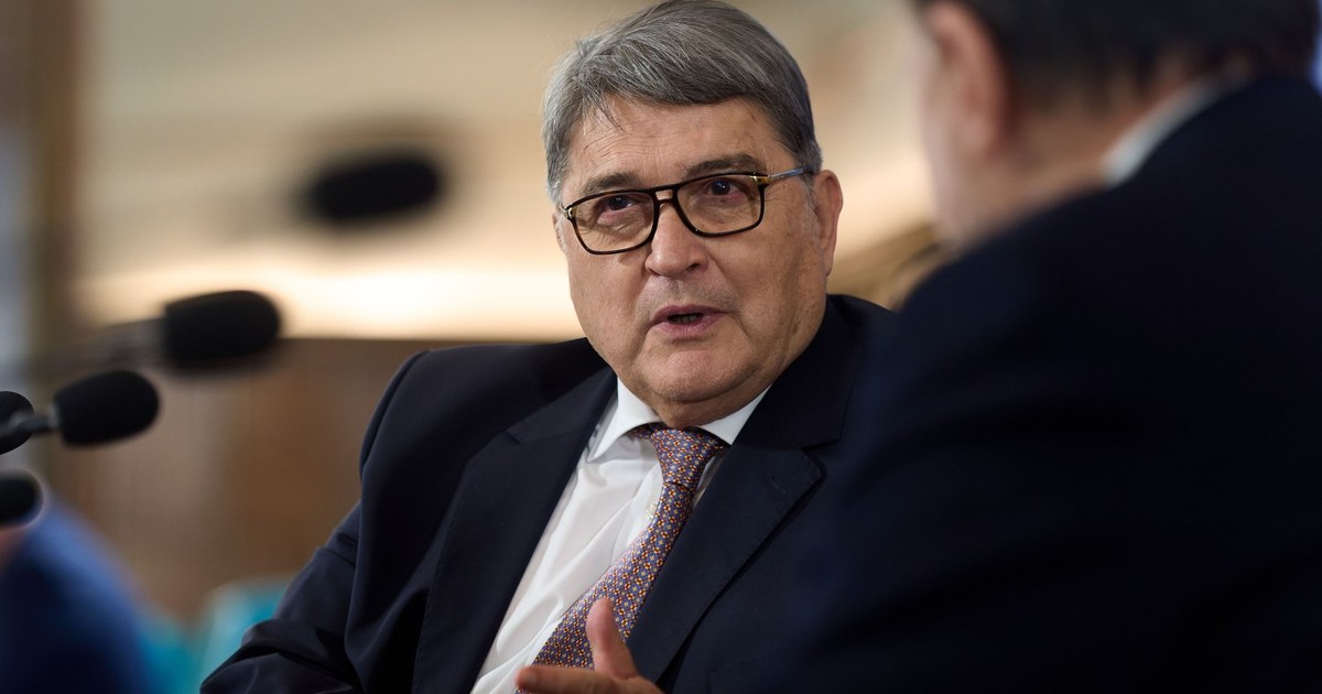 Ministrul de Externe, Emil Hurezeanu