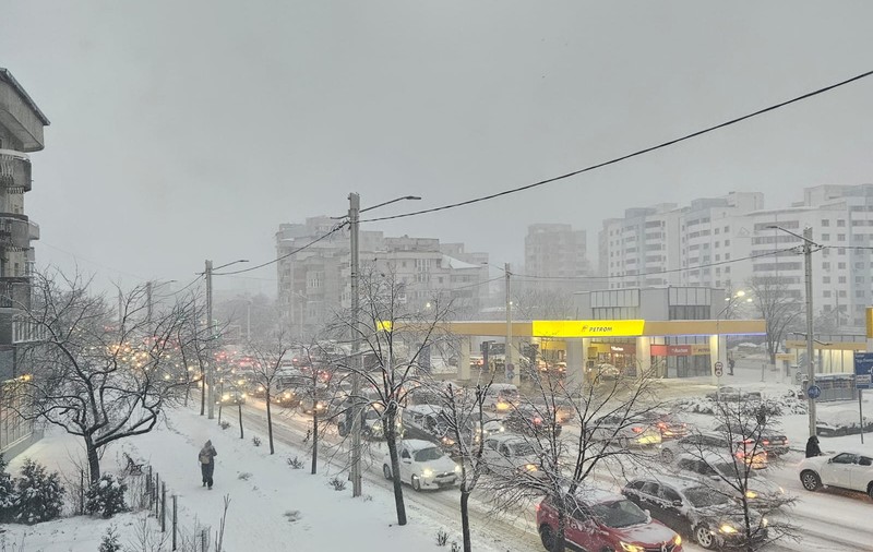 Circulație de coșmar în orașul Iași, în această dimineață, după ninsoarea din ultimele ore | FOTO