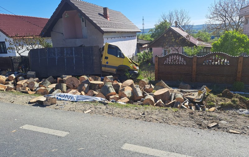 Bărbat rănit de lemnele răsturnate din camioneta care a derapat și a intrat în curtea lui, în Gorj