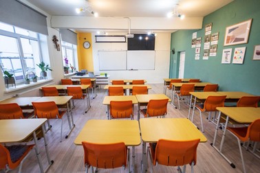 Clasele au retroproiector, tablă smart, sistem audio, calculator și mobilier modern