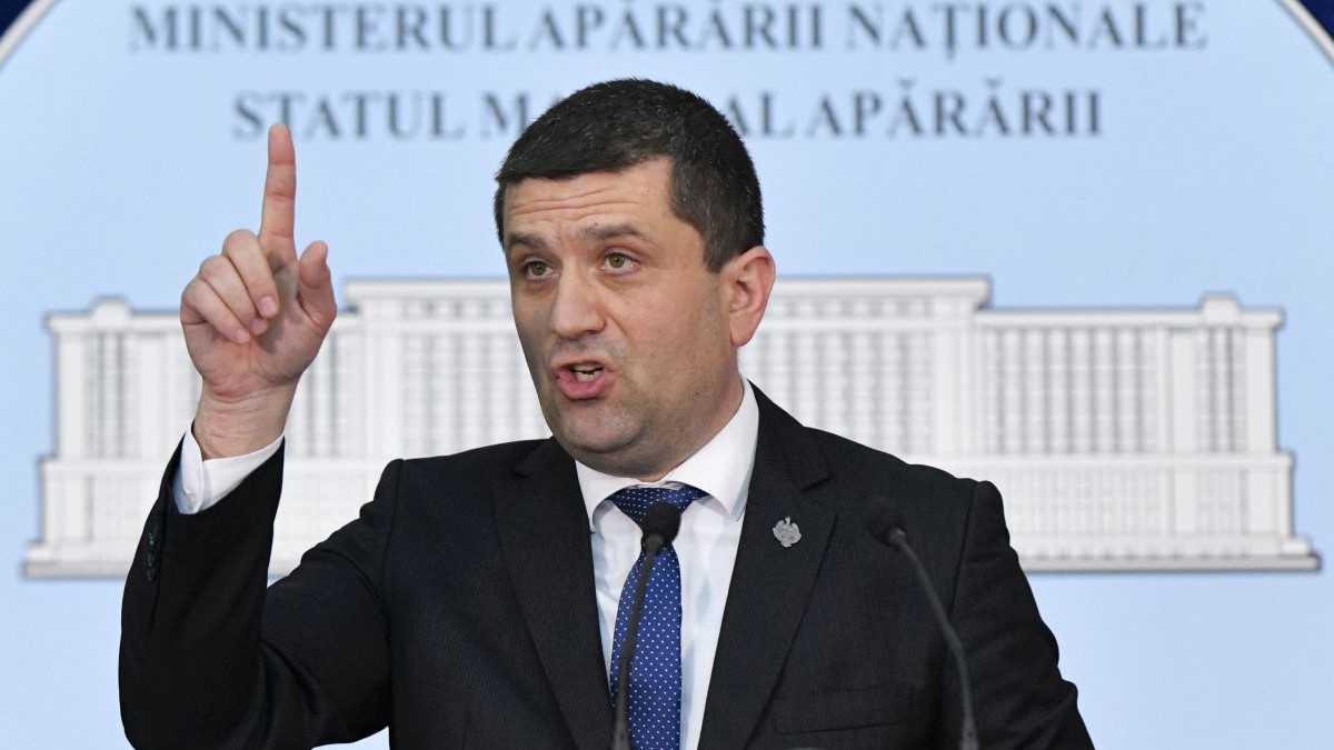 Radu Miruta, sustine o conferinta de presa pentru prezentarea controalelor interne, a masurilor administrative si a noutatilor din programul SAFE, la sediul MApN din Bucuresti, joi, 2 aprilie 2026.