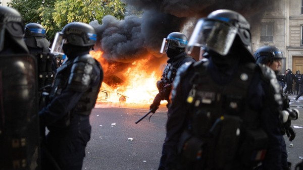 Polițiști în timpul protestului elevilor în Franța