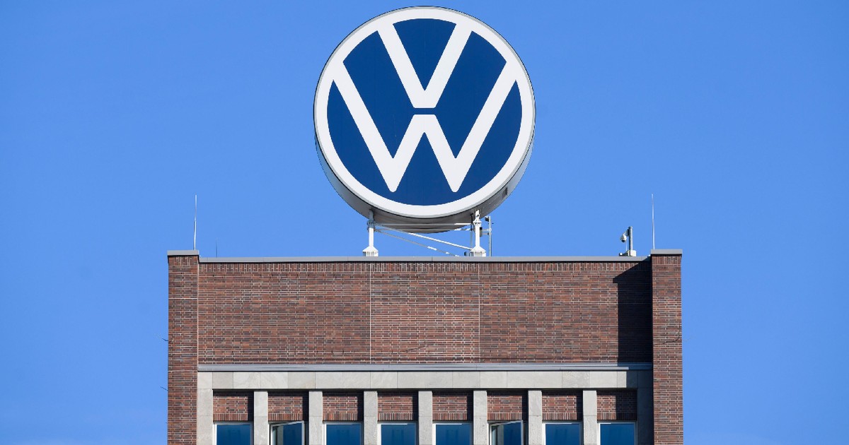 07 septembrie 2023, Saxonia Inferioară, Wolfsburg: FOTOGRAFIE DE ARHIVERĂ - Sigla Volkswagen se află pe turnul mărcii la uzina principală Volkswagen.