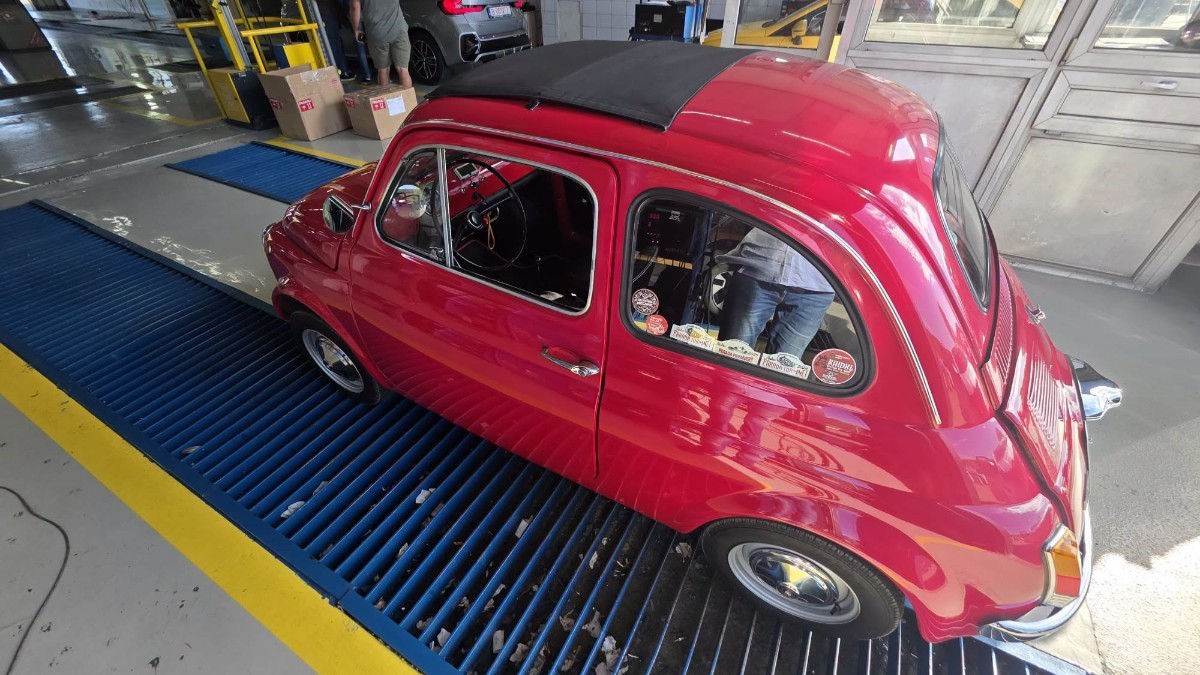 Un Fiat 500 roșu din 1969, adus la RAR Iași și urcat pe platformă pentru ITP