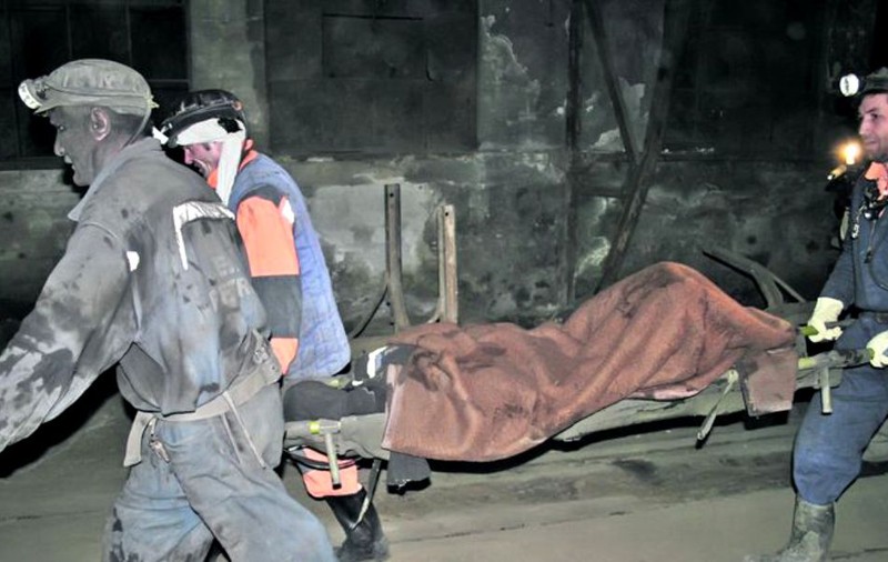 Accident la Mina Livezeni. Un miner a fost prins sub utilaj, în subteran