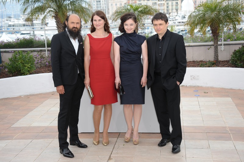 Regizorul Cristian Mungiu alături de actorii Valeriu Andriuță, Cristina Flutur și Cosmina Stratan, la festivalul de la Cannes din 2012