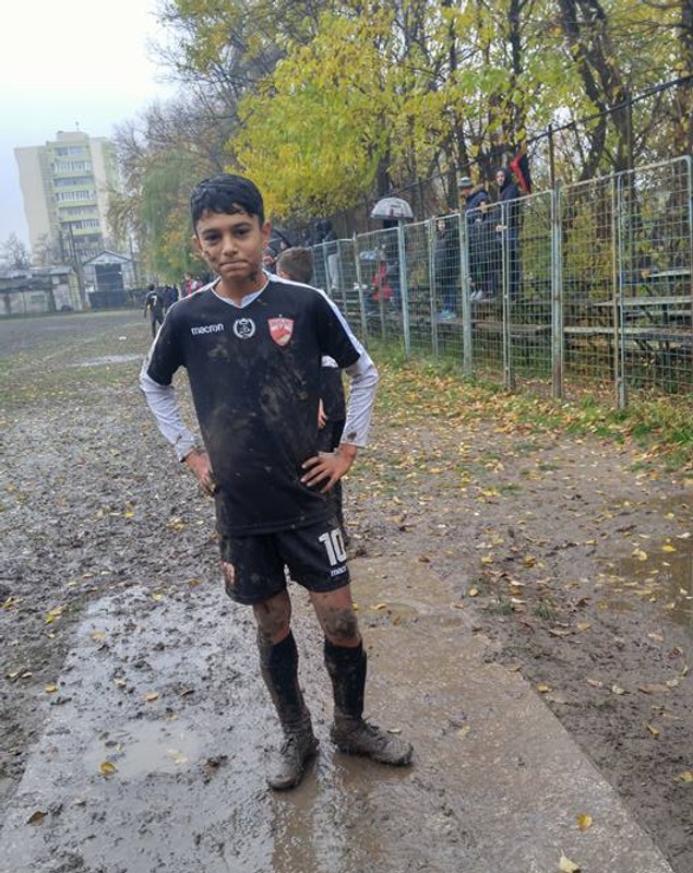 UPDATE. FRF se laudă cu loturi de Elită, dar juniorii joacă prin noroaie. Antrenor revoltat, amendat de AMFB | GALERIE FOTO