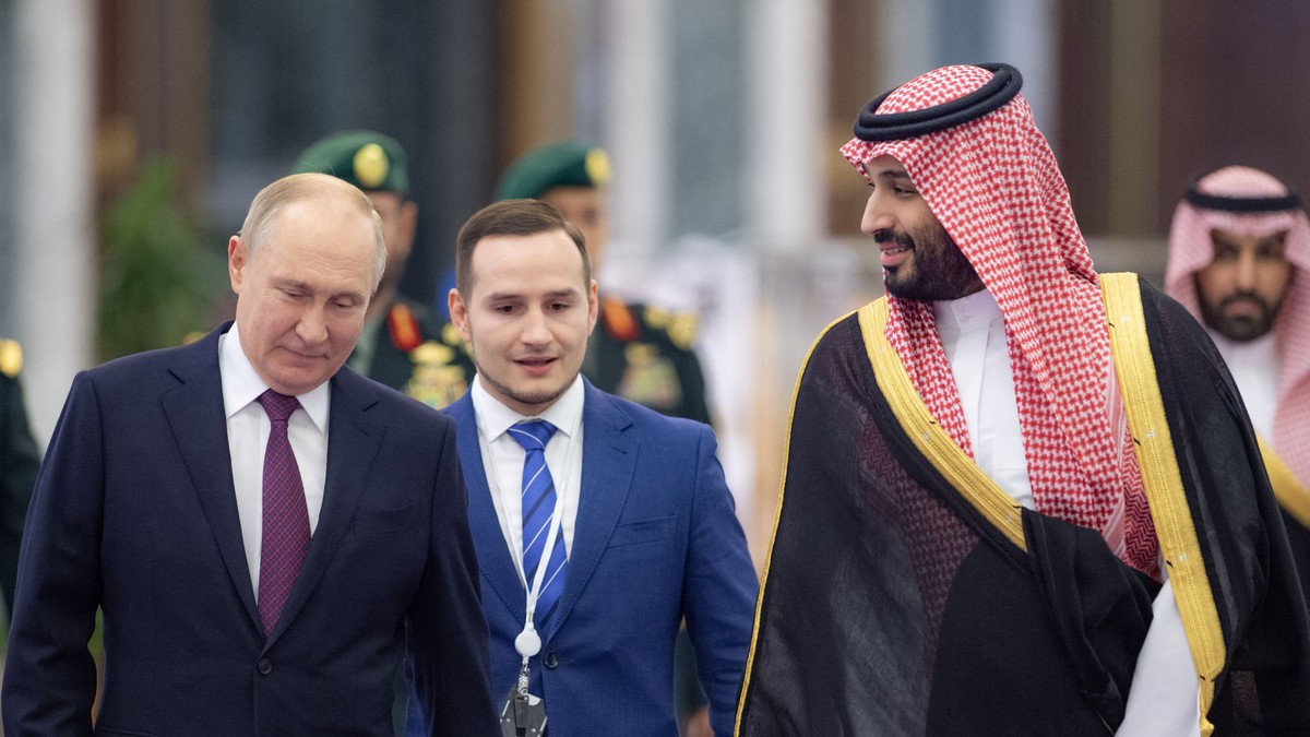 Vladimir Putin (stânga) surprins în timpul unei discuții cu liderul de facto al Regatului Saudit, prințul moștenitor Mohammad bin Salman Foto: Hepta