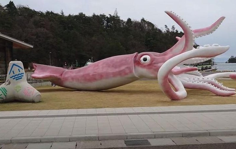 Un oraș din Japonia a construit o statuie cu un calamar uriaș din banii de ajutor împotriva COVID-19