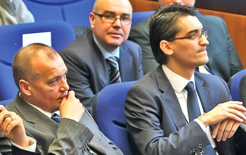 Răzvan Burleanu a strâns la RIN votanții de la alegerile FRF. Un dineu oficial destul de tensionat. Cadouri: șepci, tricouri și șorturi. Reacții. Vulpițele galbene știu cu cine votează | FOTO
